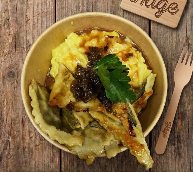 Geröstete Maultaschen auf Käsespätzle mit Röstzwiebeln in der Häge-Schale
