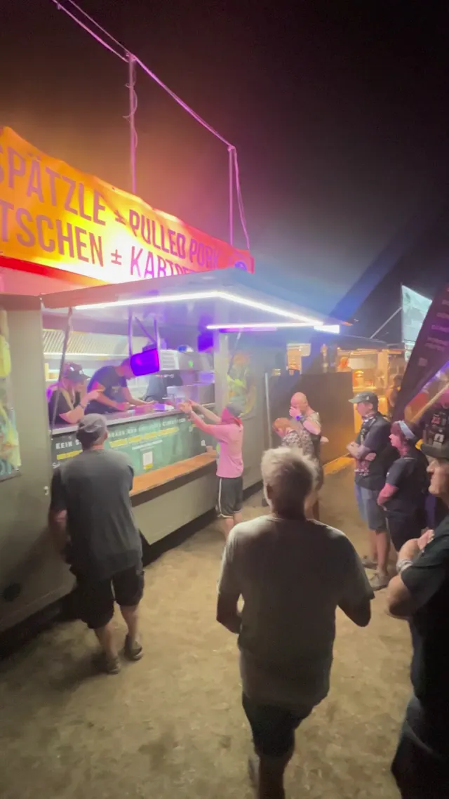 Häge Foodtruck bei Nacht mit Lichtern