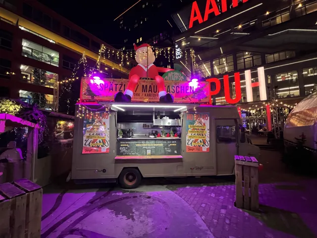 Häge-Truck bei Nacht auf einem Wintermarkt in München